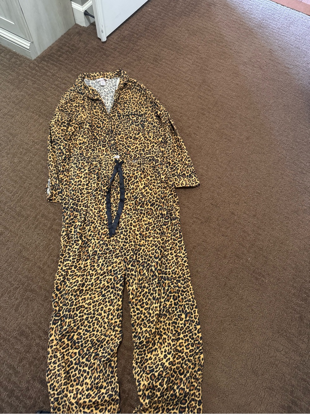 Victoria’s Secret size medium leopard print long sleeve 55% cotton matching paja